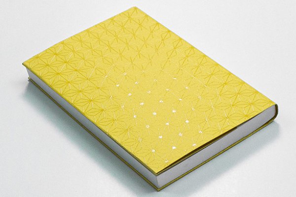 画像1: 印傳のような紙のブックカバー 【麻の葉】にぶ黄（文庫判サイズ） (1)
